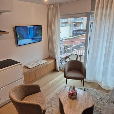 Close To Shops, Restaurants & The Apartment