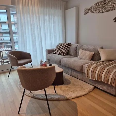 Apartment Close To Shops, Restaurants & The *